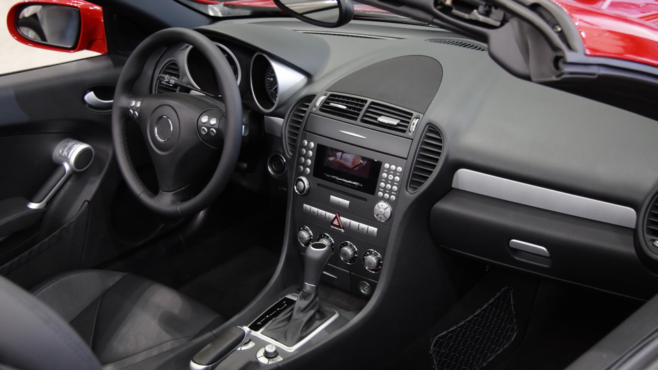 Low surface energy plastics in automotive interior